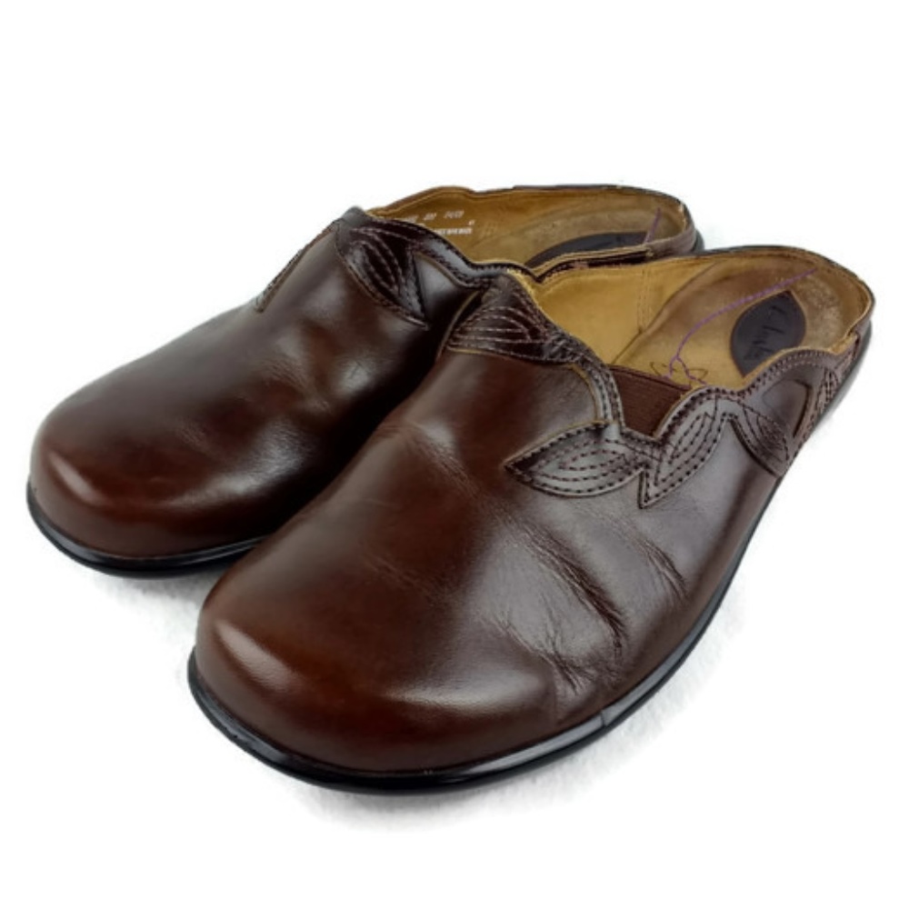 Clarks Brown Leather Clogs With Leaf Accents Sz 8